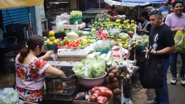 Numerosos clientes acudieron a los principales centros de abasto para comprar lo necesario para la cena