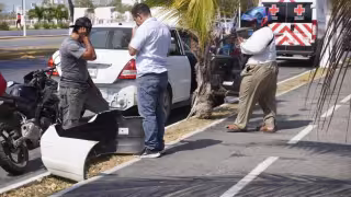 Motocicleta impacta a vehículo compacto en Campeche