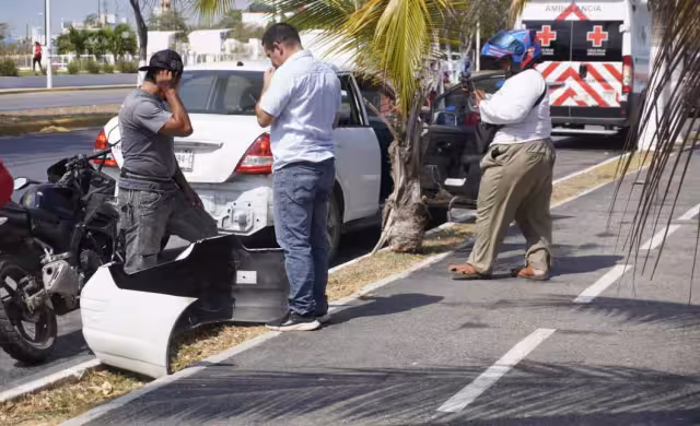 Choque entre moto y auto provoca daños y alarma