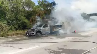 Camioneta de la CFE se incendia en Chetumal