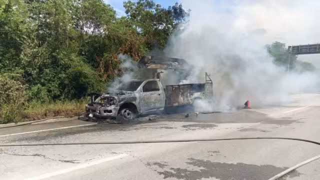 Camioneta de la CFE se incendia en Chetumal