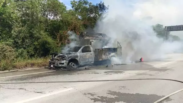Camioneta de la CFE se incendia en Chetumal