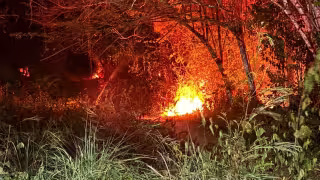 Dicen que aparece un pequeño fuego la madrugada del 3 de mayo.