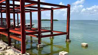 Aunque el promovente aseguraba que la obra se ejecutaría en un área concesionada de la Zofemat, una gran parte se erigía directamente sobre la laguna