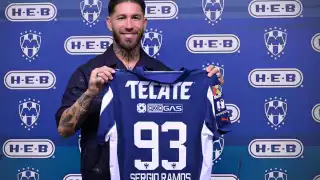 Sergio Ramos con el jersey de Monterrey
