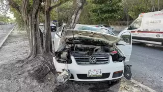 Joven se salva de milagro tras chocar su auto contra un árbol en  Ciudad del Carmen
