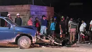 Fuerte accidente deja a un motociclista lesionado y daños materiales en la calle 24 de Champotón