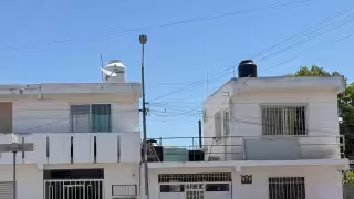 La falta de suministro suficiente ha obligado a familias a almacenar agua en tinacos para contar con reservas