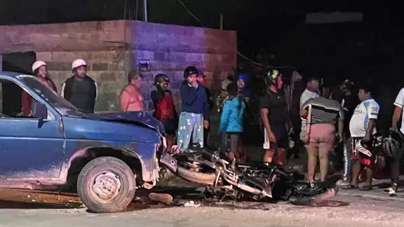La camioneta embistió a la motocicleta que circulaba a exceso de velocidad.