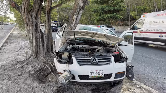 Joven estudiante impacta su auto contra un árbol en Ciudad del Carmen