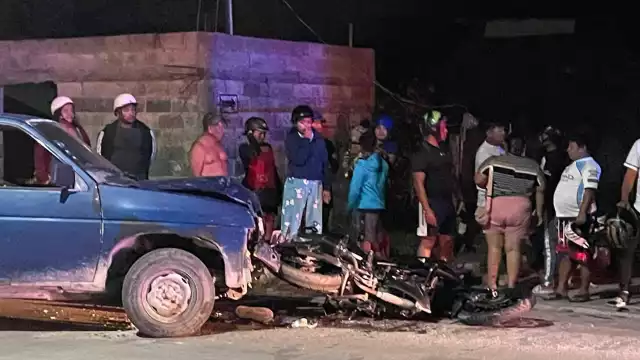 La camioneta embistió a la motocicleta que circulaba a exceso de velocidad.