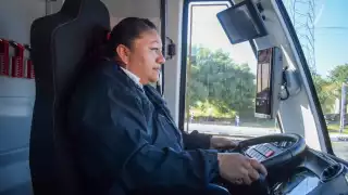 El programa no sólo otorga empleo digno y con un salario justo, sino que también capacita a las mujeres con herramientas y habilidades que van más allá de la conducción