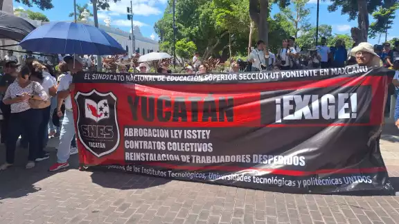 Los maestros se manifestaron en la Plaza Grande de Mérida