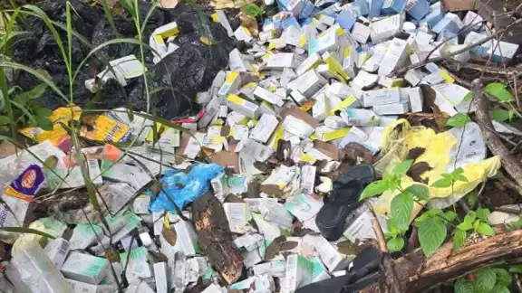 Encontraron cajas, pastillas, ampolletas y frascos diversos. No tenían el sello de la Secretaría de Salud Encontraron cajas, pastillas, ampolletas y frascos diversos. No tenían el sello de la Secretaría de Salud