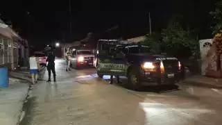 Vecinos señalaron que una mujer salió corriendo del lugar, por lo se realizaron intentos de localizarla