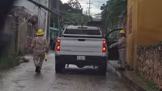 Tras las lluvias en Hopelchén, poste cae sobre cables eléctricos y provoca chispazos en pleno Centro