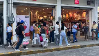 Los yucatecos aprovechan los últimos días previos a la Navidad 2024, para realizar la compra de los regalos navideños