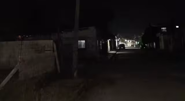 Los habitantes de la calle 28 de la colonia Fátima llevan siete meses sin energía eléctrica debido a luminarias defectuosas