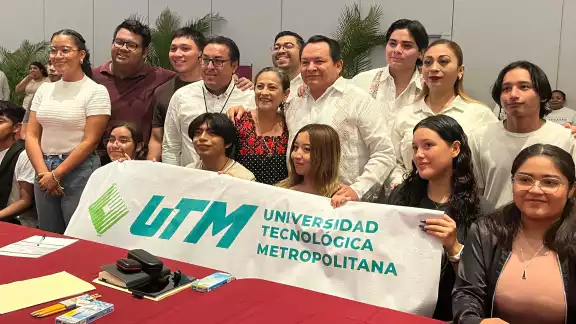 Joaquín Díaz Mena encabezó las mesas de consulta junto a los estudiantes