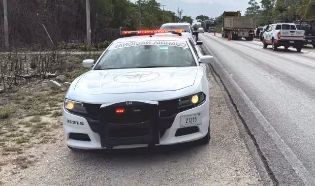 Según testigos, quien conducía la unidad Aveo excedía los límites de velocidad y se salió de la carretera Cancún-Leona Vicario, a la altura de la Colonia Chiapaneca.