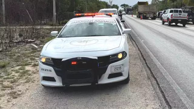 Según testigos, quien conducía la unidad Aveo excedía los límites de velocidad y se salió de la carretera Cancún-Leona Vicario, a la altura de la Colonia Chiapaneca.