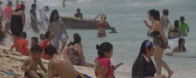 Playas de Cancún se abarrotan de gente, sin suficientes elementos de seguridad