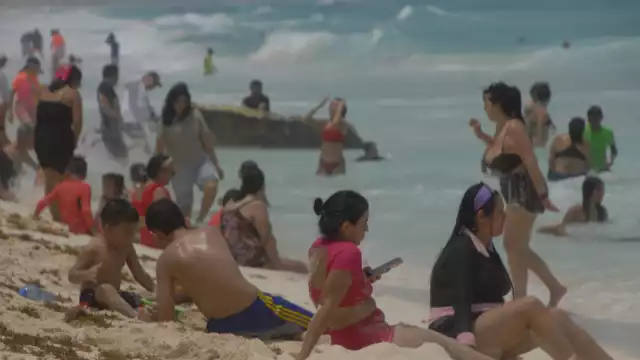 Playas de Cancún se abarrotan de gente, sin suficientes elementos de seguridad