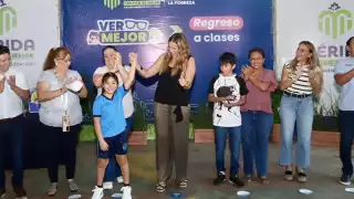 La presidenta municipal Cecilia Patrón entrega anteojos a alumnos de educación básica en Mérida