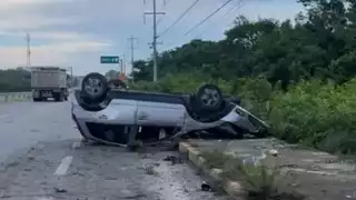 Vehículo particular se voltea tras colisión con volquete