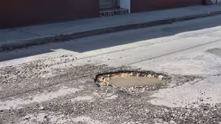 Enorme bache en colonia Chen Pec representa peligro para automovilistas
