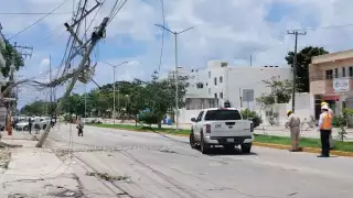 Caída de un poste deja sin luz a  vecinos en la avenida Constituyentes de Playa del Carmen