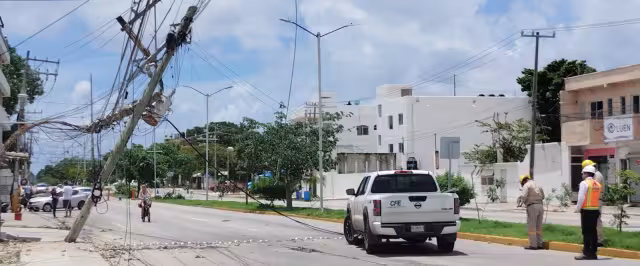 El poste cayó por el paso del Huracán Beryl