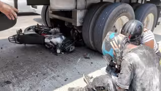 Milagro en Ciudad del Carmen: Tráiler aplasta su moto y vive para contarlo 