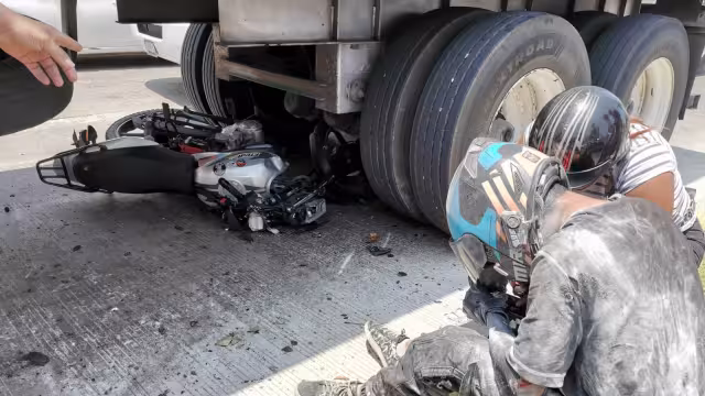 Un joven motociclista de 23 años sufrió un grave accidente al chocar y quedar debajo de un tráiler en la colonia Benito Juárez.
