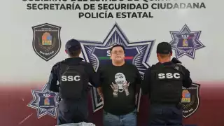 El sujeto intentó huir, pero fue detenido para ser inspeccionado y se le encontró con presuntas dosis de marihuana