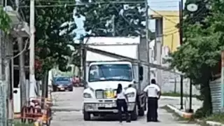 Exceso de velocidad provoca accidente en Sabancuy: torton derriba poste de Telmex