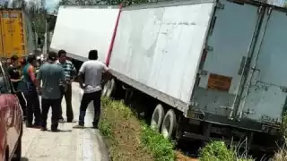 Tráiler de doble remolque se accidenta en  la carretera federal 184