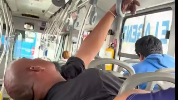 El hombre apenas y lograba sostenerse de la agarradera El hombre apenas y lograba sostenerse de la agarradera