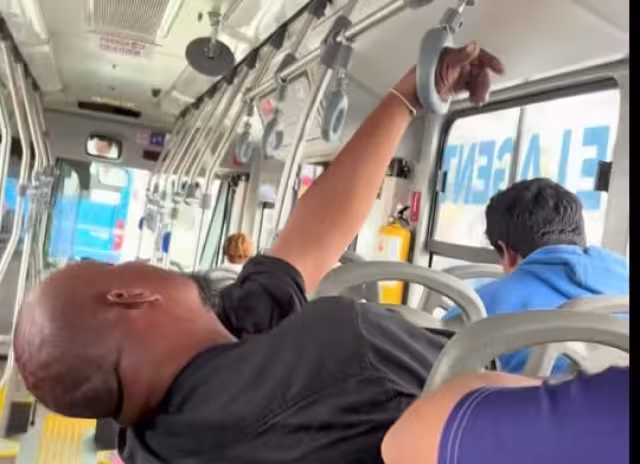 El hombre apenas y lograba sostenerse de la agarradera