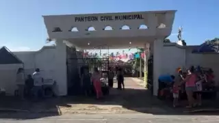 Habitantes de Chetumal visitan los panteones este 2 de noviembre