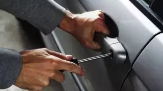  “Nadie hace nada”: Abren y saquean auto en el estacionamiento del estadio Kukulcán en Mérida   