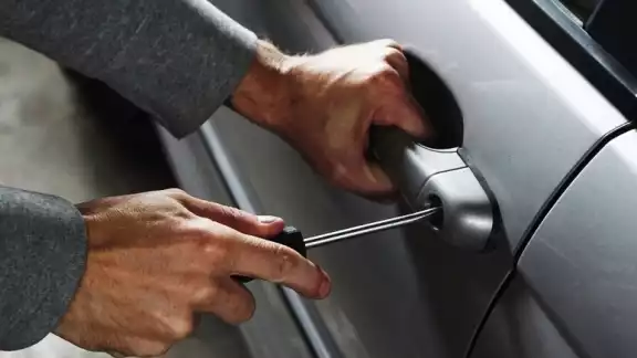 Las manijas del auto fueron destruidas, y del interior se sustrajeron 15 paquetes de loza y dos cubetas de herramientas de trabajo Las manijas del auto fueron destruidas, y del interior se sustrajeron 15 paquetes de loza y dos cubetas de herramientas de trabajo