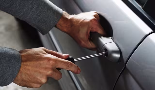 Las manijas del auto fueron destruidas, y del interior se sustrajeron 15 paquetes de loza y dos cubetas de herramientas de trabajo