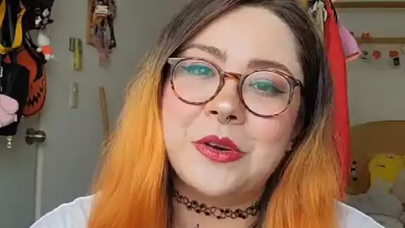En un video en X, mujer aconseja no salir con hombre gordos y feos.