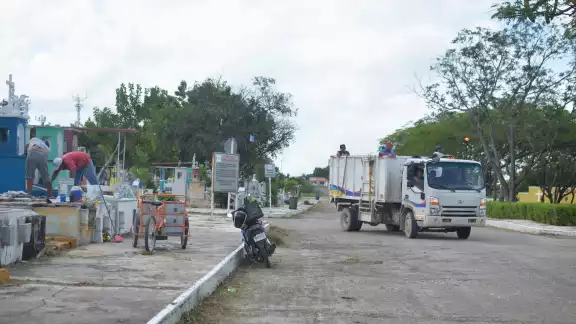 El Ayuntamiento poda los árboles, limpia y pinta los camposantos para el Día de Muertos El Ayuntamiento poda los árboles, limpia y pinta los camposantos para el Día de Muertos