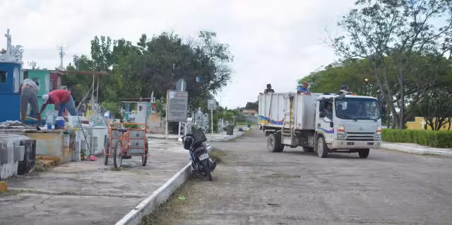 El Ayuntamiento poda los árboles, limpia y pinta los camposantos para el Día de Muertos