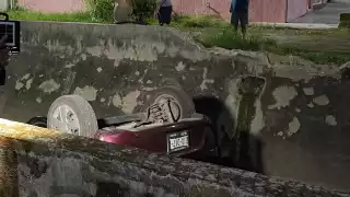 Mujer ebria pierde el control de su coche y termina en una zanja en Campeche 