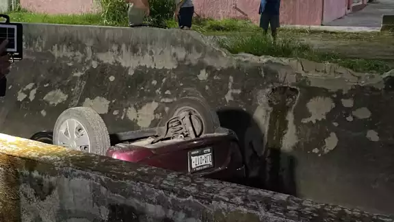 La mujer perdió el control de su coche La mujer perdió el control de su coche