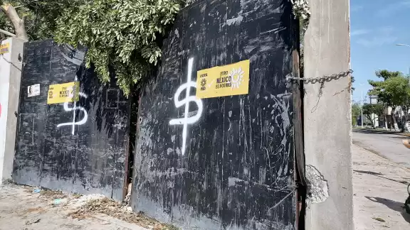 Alertan por riesgo de frágil portón