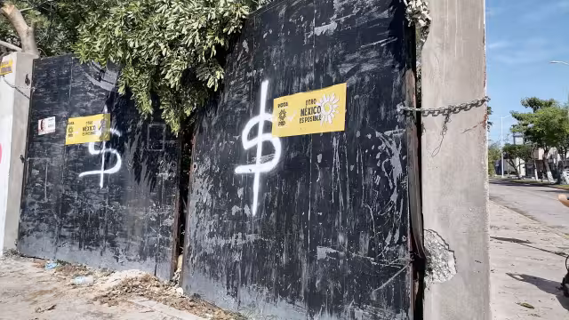 Alertan por riesgo de frágil portón